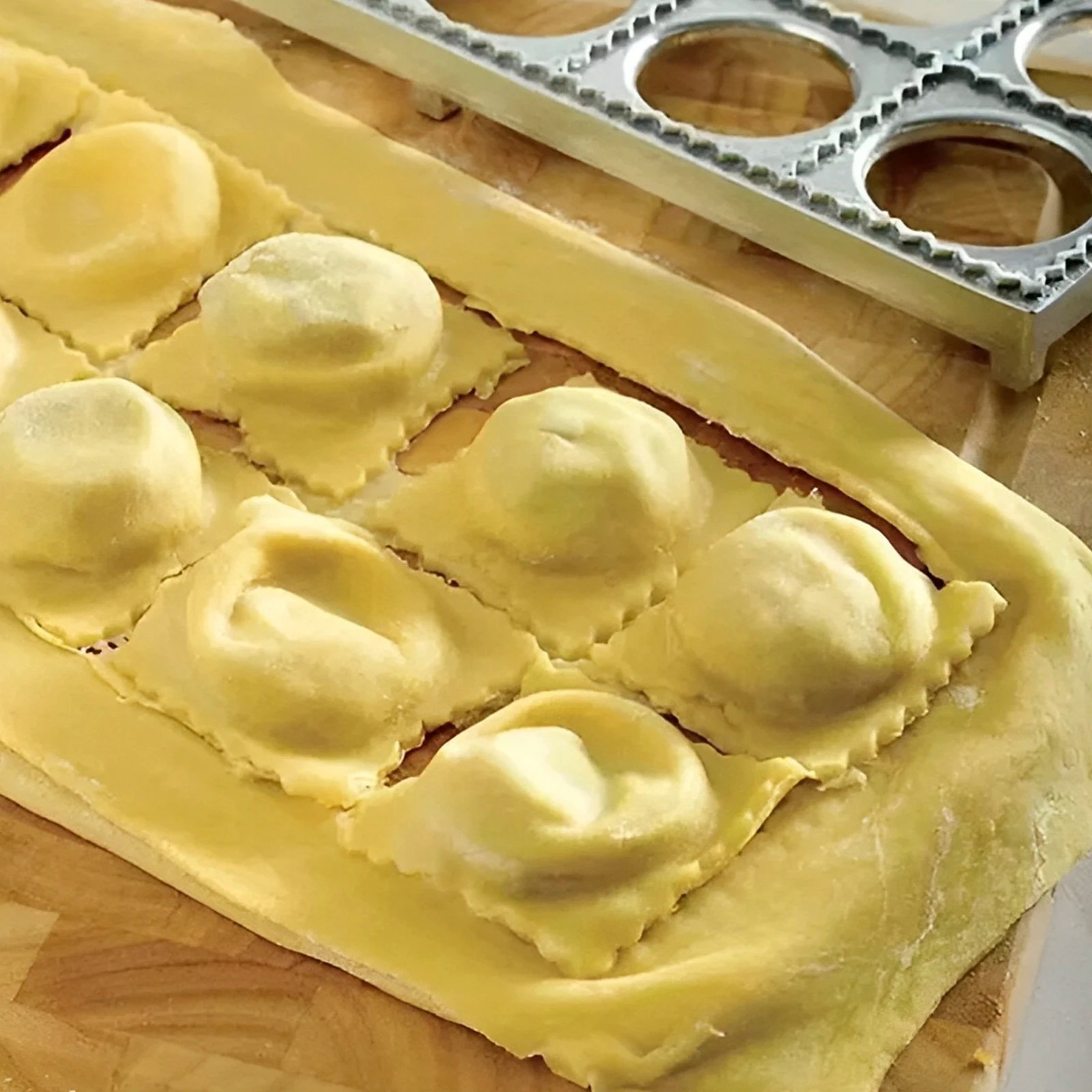 Dumpling Mold 12 Holes Ravioli - đánh giá và giá Kitchen Gadgets That Make Life Easier